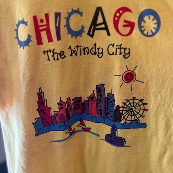 Gildan Other - Chicago Windy City t-shirt size medium in GUC